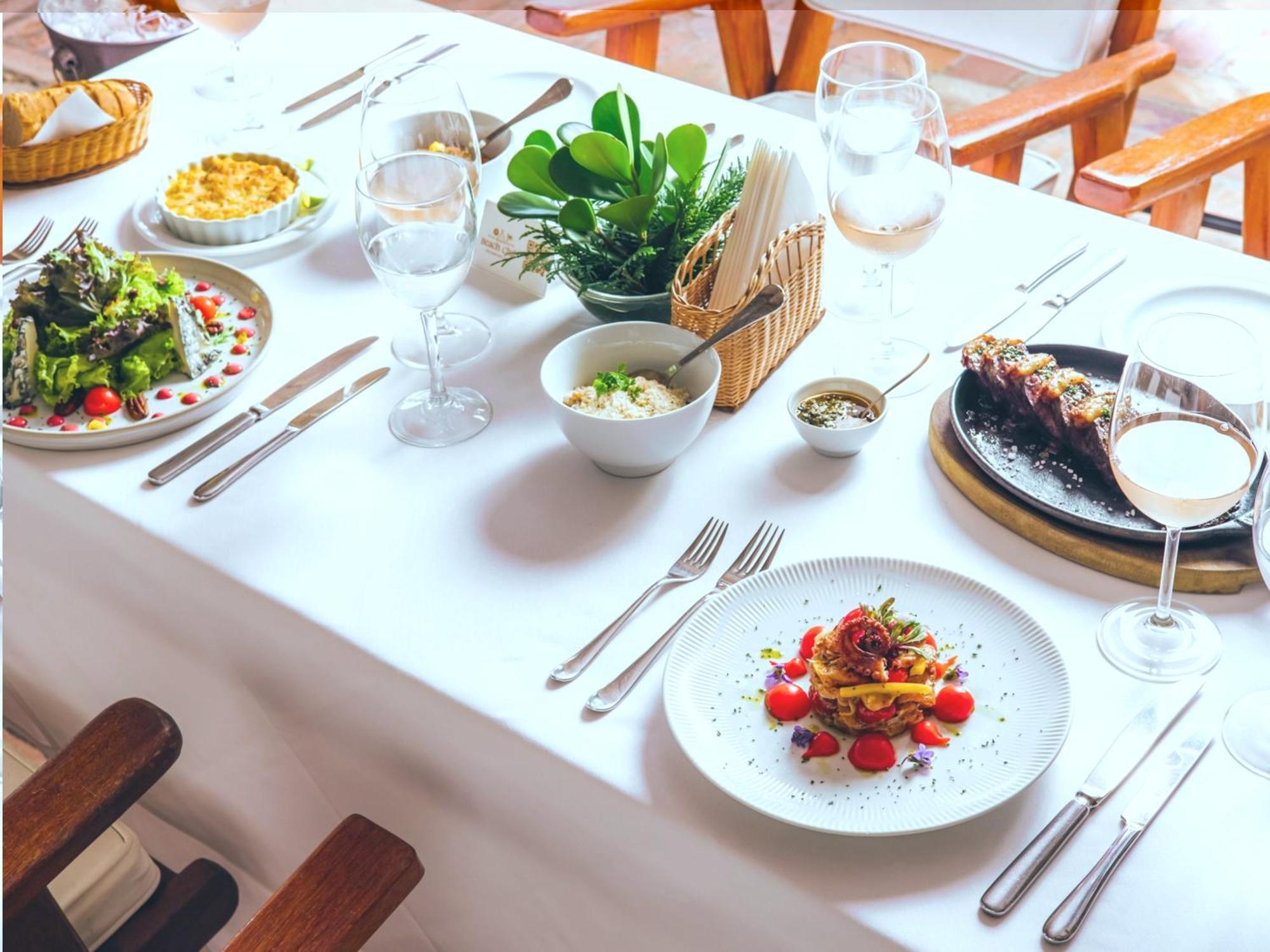 Dpny Beach Hotel & Spa איליה-בלה מראה חיצוני תמונה A table set for fine dining